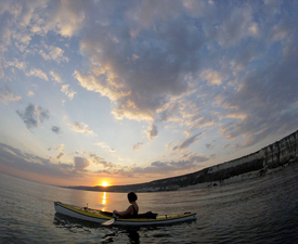 Посрещнете нощта с Тур с каяк по залез слънце от плаж Каварна - за двама