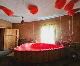 Две романтични нощувки за двама в екокъща "Землянка" в Лещен + украса от листа от рози, свещи и бутилка вино