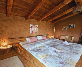 Две нощувки за двама в дървена екокъща в Лещен + украса от листа от рози, свещи и бутилка вино