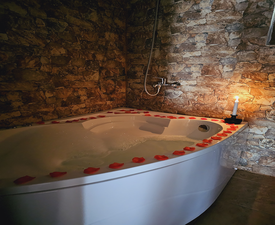 Нощувка за двама в дървена екокъща в Лещен + украса от листа от рози, свещи и бутилка вино