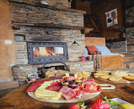 Нощувка за двама в дървена екокъща в Лещен + украса от балони,вино и шоколад