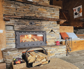 Нощувка за двама в дървена екокъща в Лещен + шампанско, кутия бонбони, листа от рози и свещи