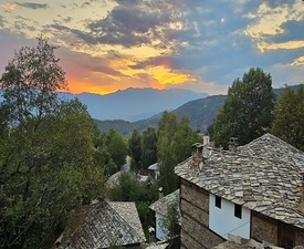 Сред природата с „Нощувка във Вила Панорама 2“ в с. Лещен + украса от листа от рози, свещи + бутилка вино