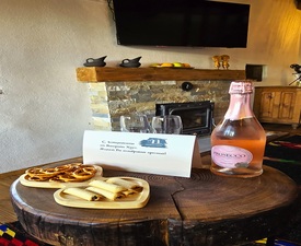 Романтично бягство от града във „Вила Панорама“ в с. Лещен - две нощувки  + украса от балони,вино и шоколад