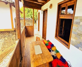 Сред природата с „Уикенд във Вила Панорама 2“ в с. Лещен + украса от листа от рози, свещи и бутилка вино