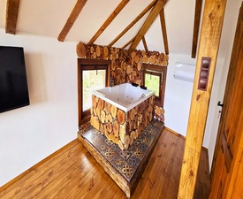 Сред природата с „Уикенд във Вила Панорама 2“ в с. Лещен + шампанско, кутия бонбони, листа от рози и свещи