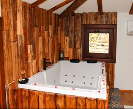 Романтично бягство от града във „Вила Панорама“ в с. Лещен + украса от листа от рози, свещи и бутилка вино