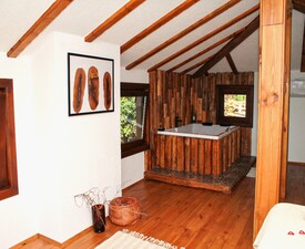 Романтично бягство от града във „Вила Панорама“ в с. Лещен + украса от балони,вино и шоколад