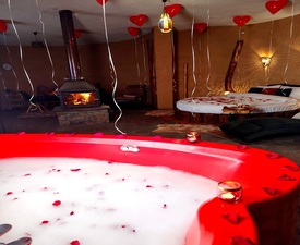 Романтична нощувка за двама в екокъща "Землянка" в Лещен + украса от листа от рози, свещи и бутилка вино