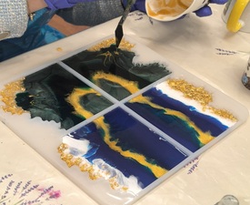 Творческа работилница: Създай собствени подложки за чаши от епоксидна смола за двама