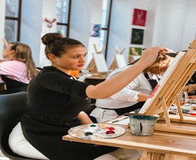 Емоция, цветове и спомен с Рисуване и вино във Варна - за двама