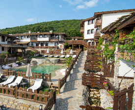 Две нощувки за двама във ВИП студио с джакузи в Комплекс „Старите къщи“ - Медово с бутилка вино и сезонни плодове