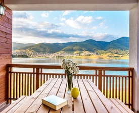 Нощувка за двама + 1 дете в семейна вила на брега на яз. Доспат