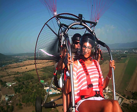 Издигнете се с "60-минутен полет с моторен парапланер + видеозаснемане край Казанлък" 