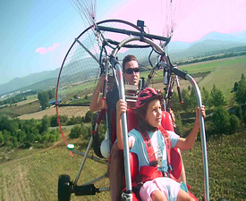 Издигнете се с "30-минутен полет с моторен парапланер + видеозаснемане край Казанлък" 