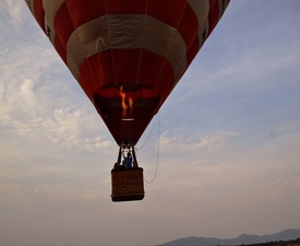В магията на небето с ВИП полет с балон за трима с видео, шампанско и бонбони в Източна България с локация по избор