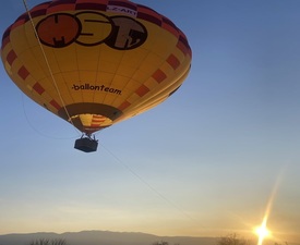 Отпразнувайте Свети Валентин и Трифон Зарезан с Панорамно издигане с балон край Мелник + чаша вино за двама