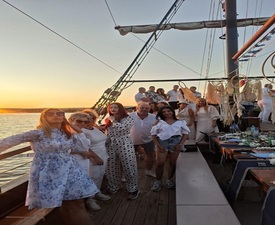 В прегръдката на морето: Разходка по избор с кораб за двама + едно дете от 2-12 г край Варна