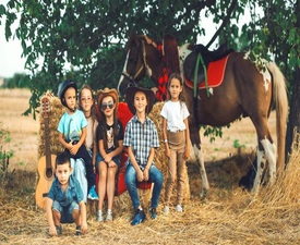 На среща с конете и природата с Конна езда на манеж за двама в Радомир - 60 мин.