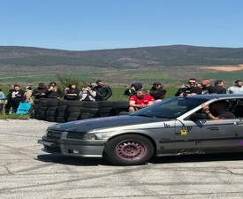 Адреналин и зрелище: Каскади на две гуми с автомобил за двама