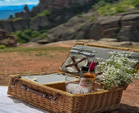 Романтика, мистика и хубава храна с "Пикник за двама край Белоградчик" + Фотосесия с фотограф