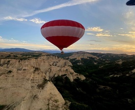 Свободен полет с балон за двама + чаша пенливо вино край Мелник