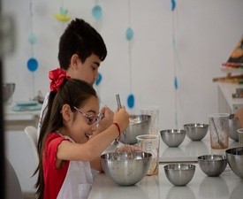 Месетерапия за деца със замесване на хлебче и творчески игри - Приключение с брашно и въображение за две деца 