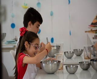 Месетерапия за деца със замесване на хлебче и творчески игри - Приключение с брашно и въображение за две деца 