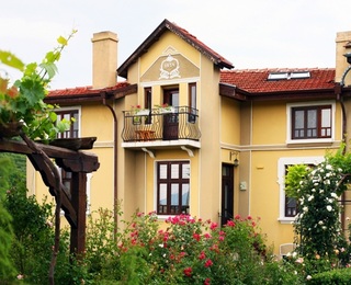 Две нощувки за двама в студио лукс с хидромасажна вана + закуска в Етно хотел Осмарски къщи, с. Осмар, област Шумен