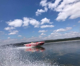 Разходка с луксозна моторна лодка на яз.Искър - за двама