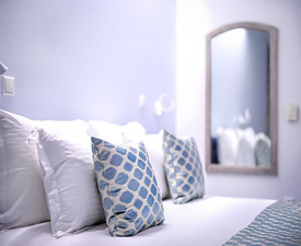 Уикенд за двама в стая Де Лукс във вила Синтика с дегустация, закуска и вечери + вино 