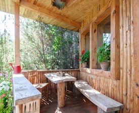 Приказките оживяват с 2 нощувки за четирима + 2 закуски в Еко селище Омая