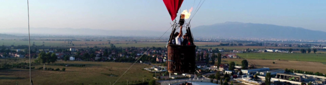 На върха на адреналина: Подарък за скок с бънджи от балон – защо трябва да го изпробвате!