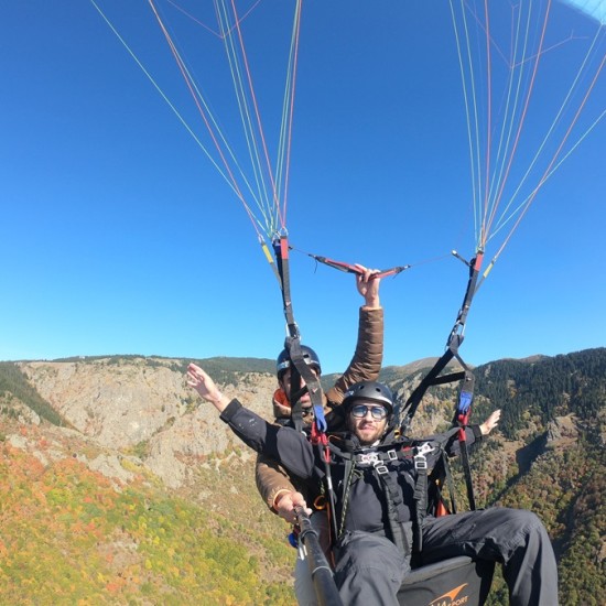 Полетете и вдигнете адреналина си на макс с "Панорамен полет с парапланер между Габрово и Велико Търново" от Makaroon