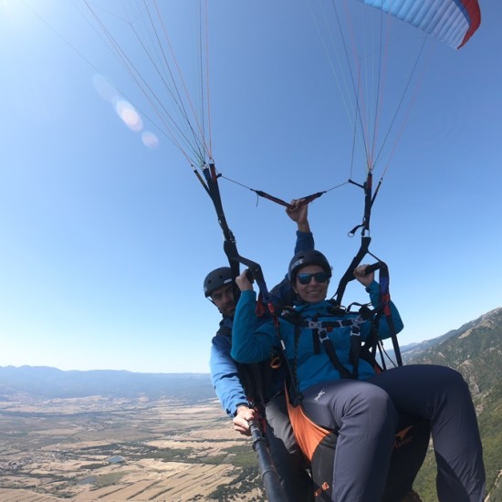 Полетете и вдигнете адреналина си на макс с "Панорамен полет с парапланер между Габрово и Велико Търново" от Makaroon