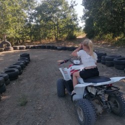 Забавление за деца с Каране на детско АТВ в затворена писта + въжен парк + бонус стрелба с лък в Китен Забавление за деца с Каране на детско АТВ в затворена писта + въжен парк + бонус стрелба с лък в Китен