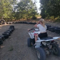 Забавление за деца с Каране на детско АТВ в затворена писта + въжен парк + бонус стрелба с лък в Китен Забавление за деца с Каране на детско АТВ в затворена писта + въжен парк + бонус стрелба с лък в Китен