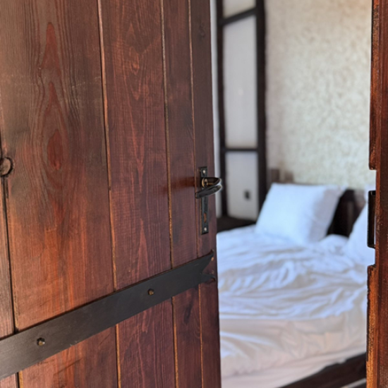 Почивка насред Родопите с Нощувка в къщи за гости Rhodonest, с. Горно Брястово от Makaroon