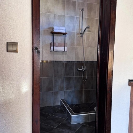 Почивка насред Родопите с Нощувка в къщи за гости Rhodonest, с. Горно Брястово от Makaroon