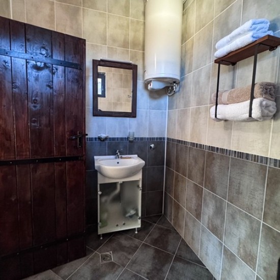 Почивка насред Родопите с Нощувка в къщи за гости Rhodonest, с. Горно Брястово от Makaroon