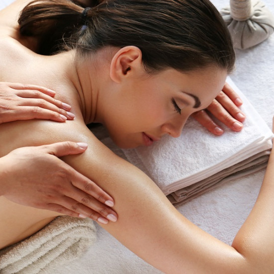 Класически, релаксиращ масаж на цяло тялo в Бургас от Макароон