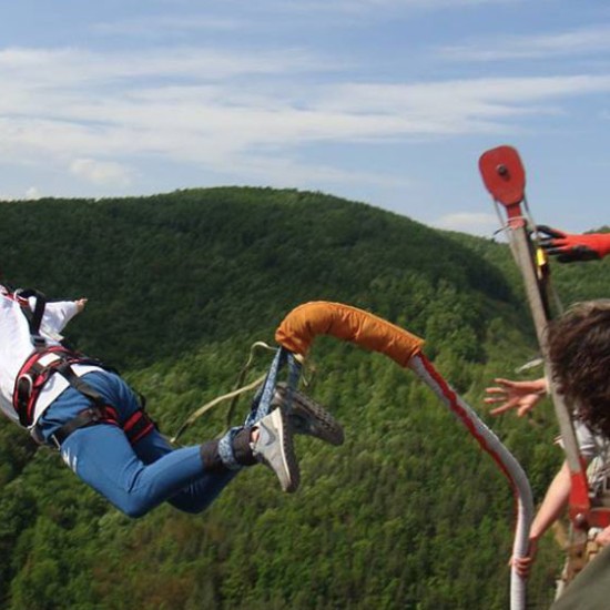 Скок с бънджи от Витиня – спиращо дъха преживяване от Макароон Скок с бънджи от Витиня – спиращо дъха преживяване от Макароон