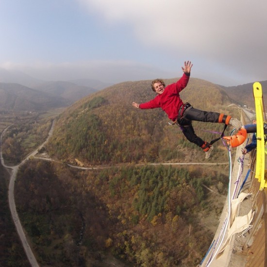 Скок с бънджи от Витиня – спиращо дъха преживяване от Макароон Скок с бънджи от Витиня – спиращо дъха преживяване от Макароон