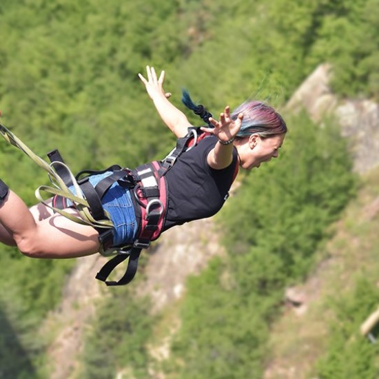 Скок с бънджи от Витиня – спиращо дъха преживяване от Макароон Скок с бънджи от Витиня – спиращо дъха преживяване от Макароон