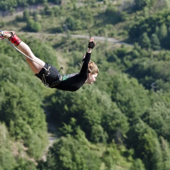 Скок с бънджи от Витиня – спиращо дъха преживяване от Макароон Скок с бънджи от Витиня – спиращо дъха преживяване от Макароон