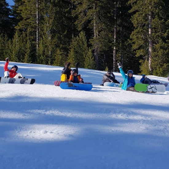 Индивидуален урок по ски или сноуборд в Банско – зимната столица на България от Макароон