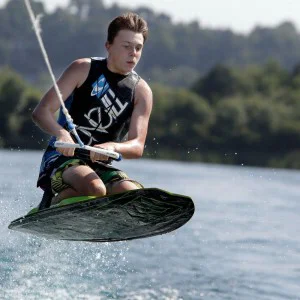 Воден адреналин с „Каране на нийборд за един човек на яз. Батак''