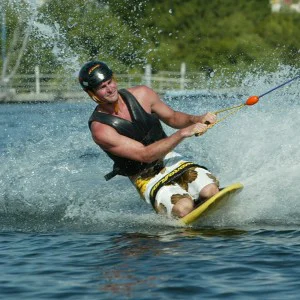 Воден адреналин с „Каране на нийборд за един човек на яз. Батак''