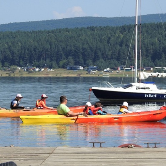 Двуместен каяк на язовир Искър за търсачите на приключения от Makaroon