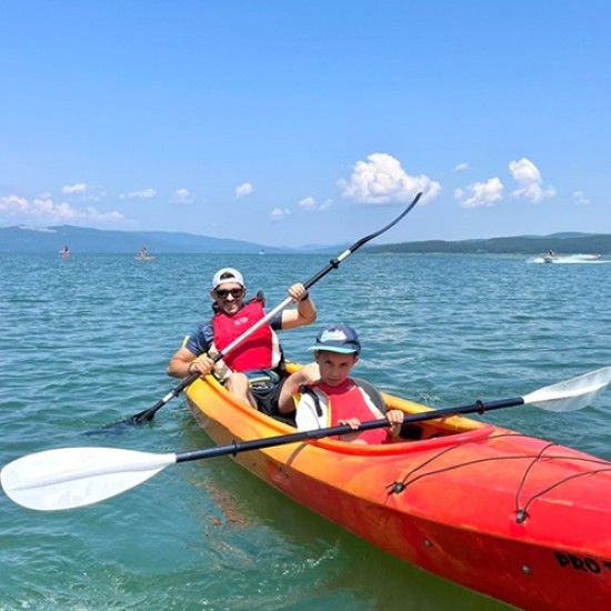 Двуместен каяк на язовир Искър за търсачите на приключения от Makaroon